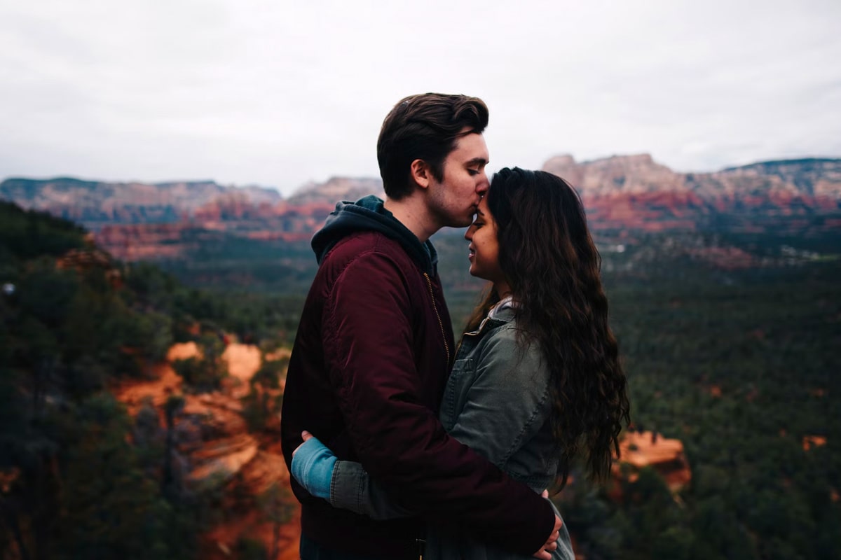 couple kissing